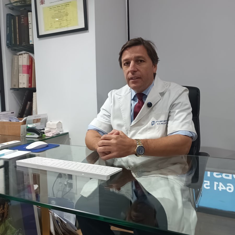 El Dr. Carlos Millán en su despacho