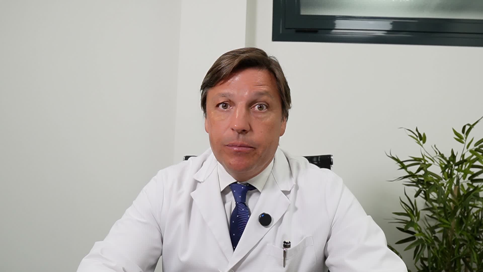 El Dr. Carlos Millán en su consulta